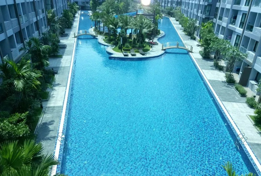 Dusit Grand Park — лагунный бассейн с мостиками