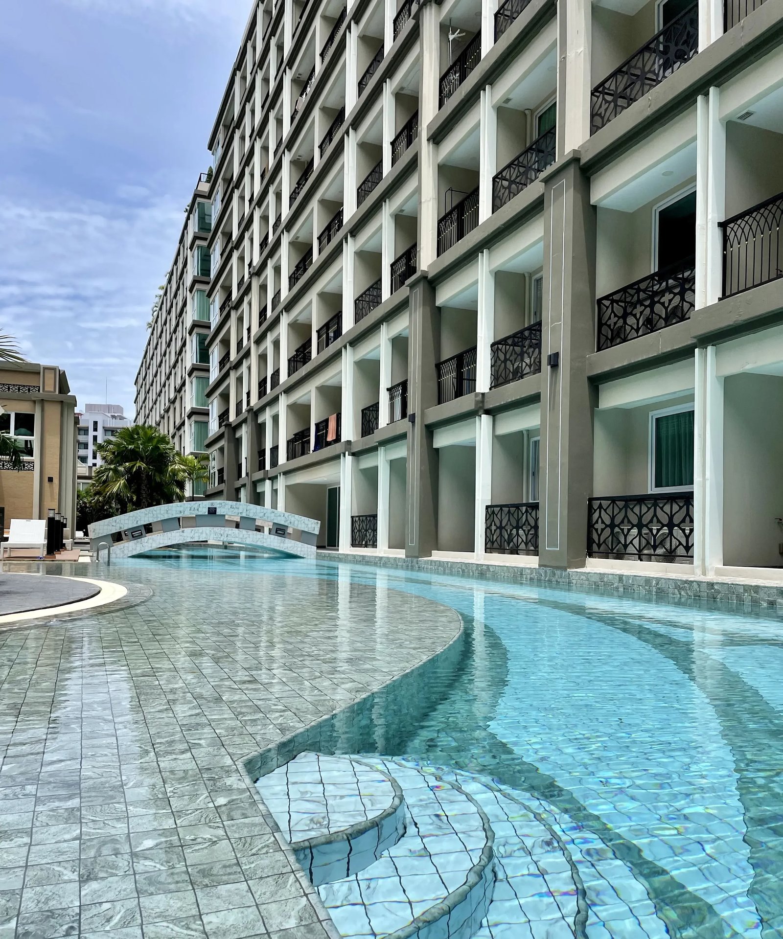 Dusit Grand Park — ступени бассейна крупным планом
